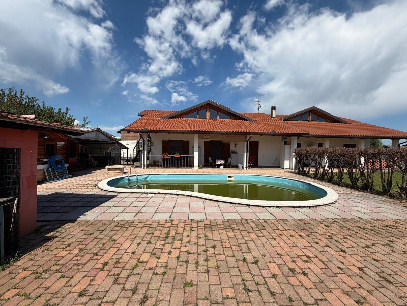 Villetta in bifamiliare con giardino e piscina